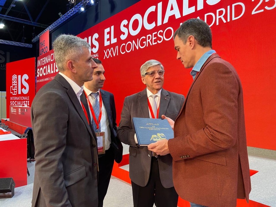 Դավիթ Իշխանյանն Իսպանիայի վարչապետին է փոխանցել Արցախի Հանրապետության քարտեզագիրքը